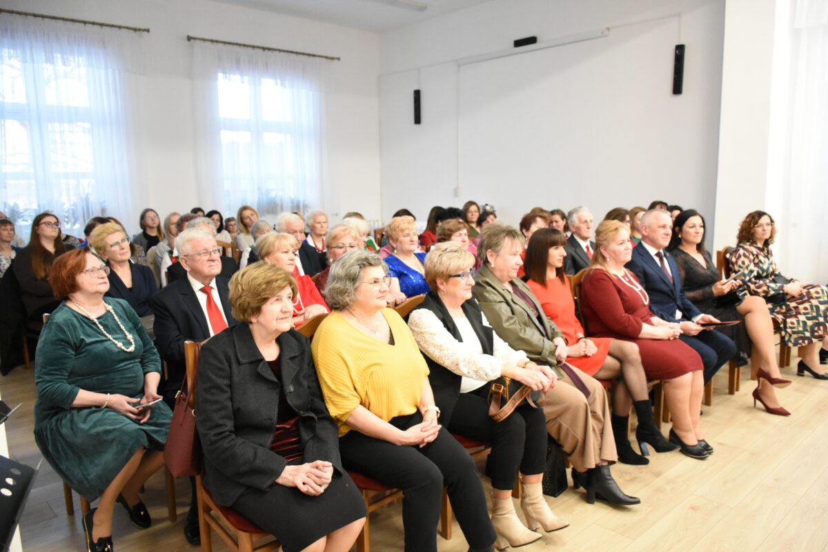 Wszyscy siedzą i słuchają