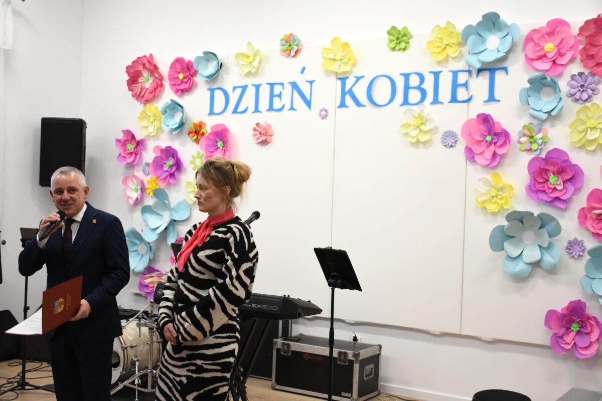 Pan Wójt Tomasz Podpora też złożył życzenia wszystkim paniom