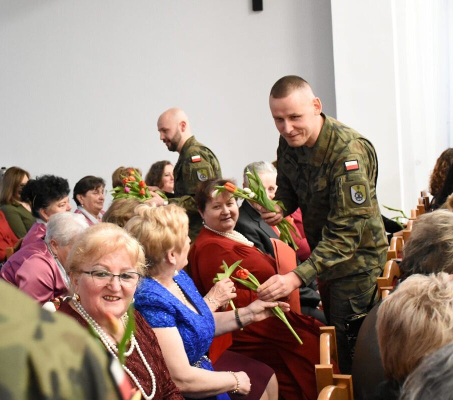 Każdy żołnierz daje uśmiechniętych paniom