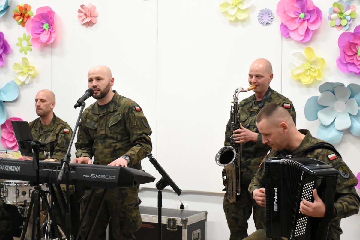 Zbliżenie zespołu Saper Band