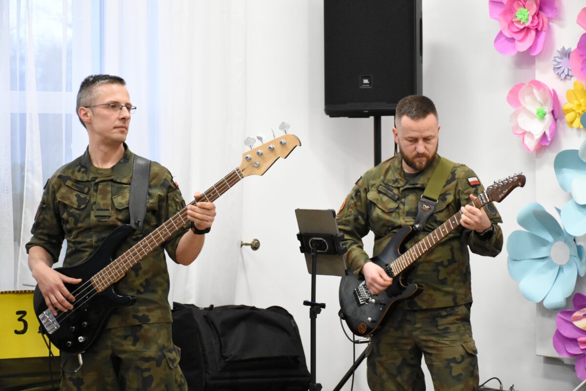 Zbliżenie na basiste i gitarzysta z zespołu Saper Band