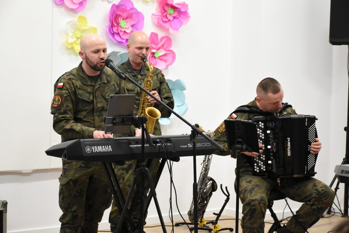 Zbliżenie na zespół Saper Band w akcji