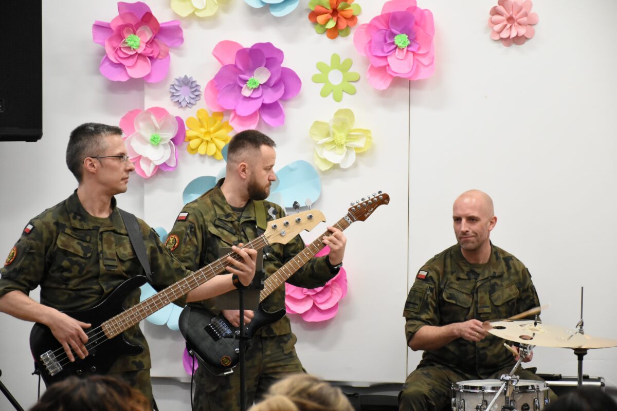 Zbliżenie na część zespółu Saper Band w akcji