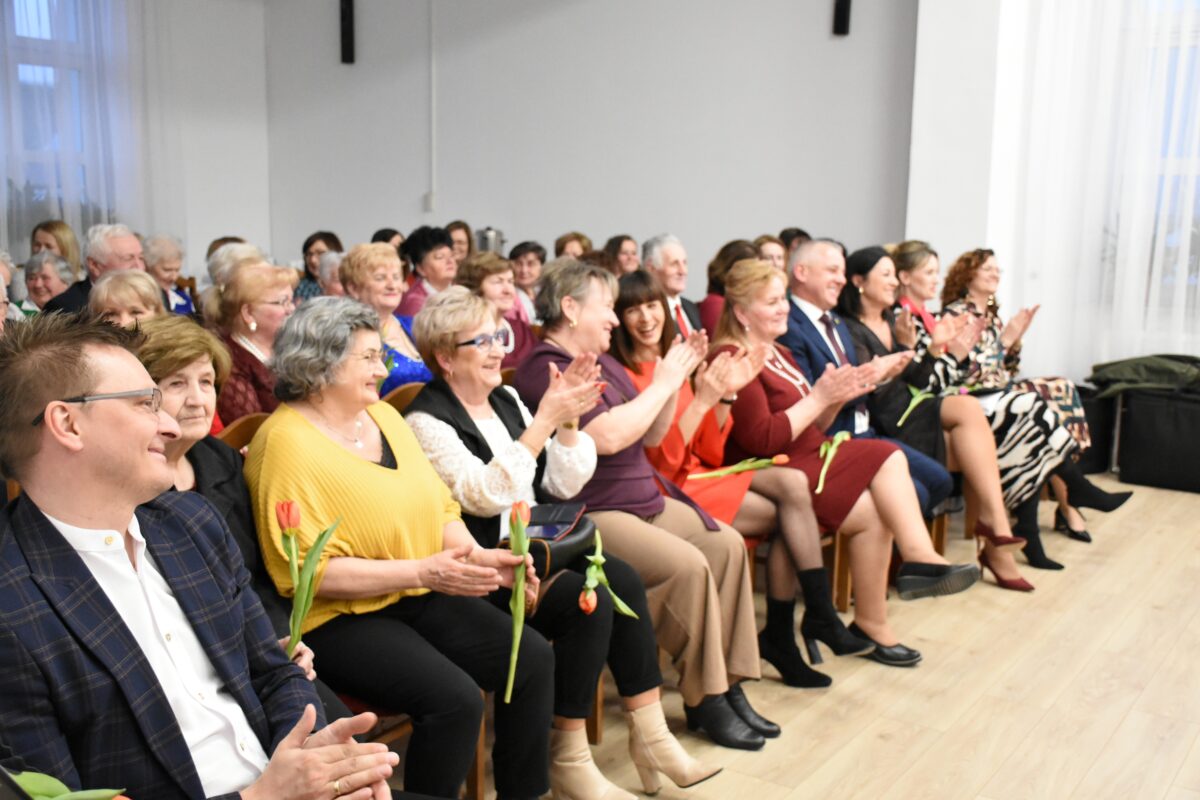 Każdy zachwycony w publiczność bije brawo