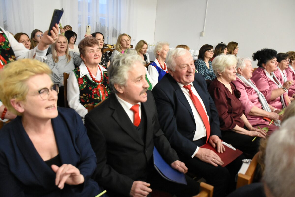 Niektórzy śpiewają, kilka osób nagrywają i reszta patrzy z uśmiechem na twarzy