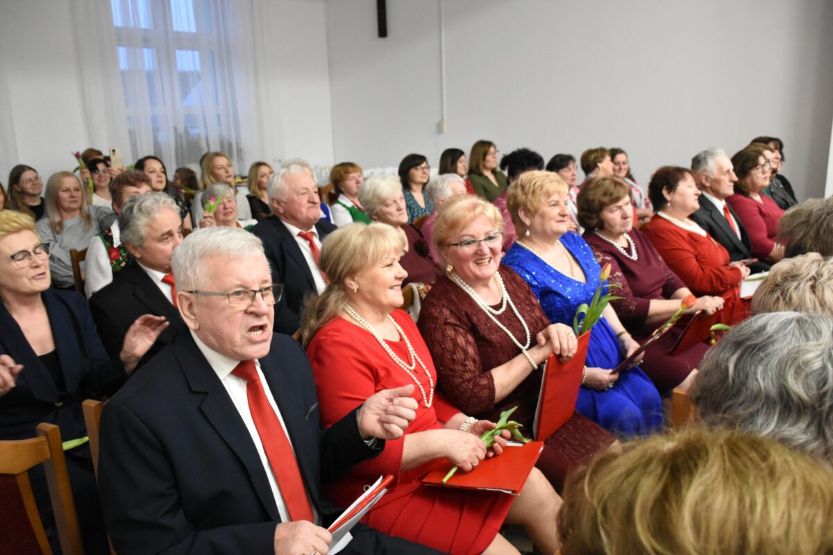 Jargocianie śmieją się i śpiewają w publiczności