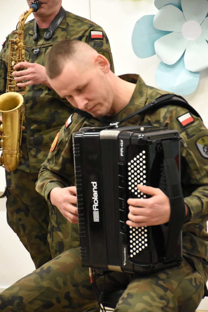 Akordeonista z bliska