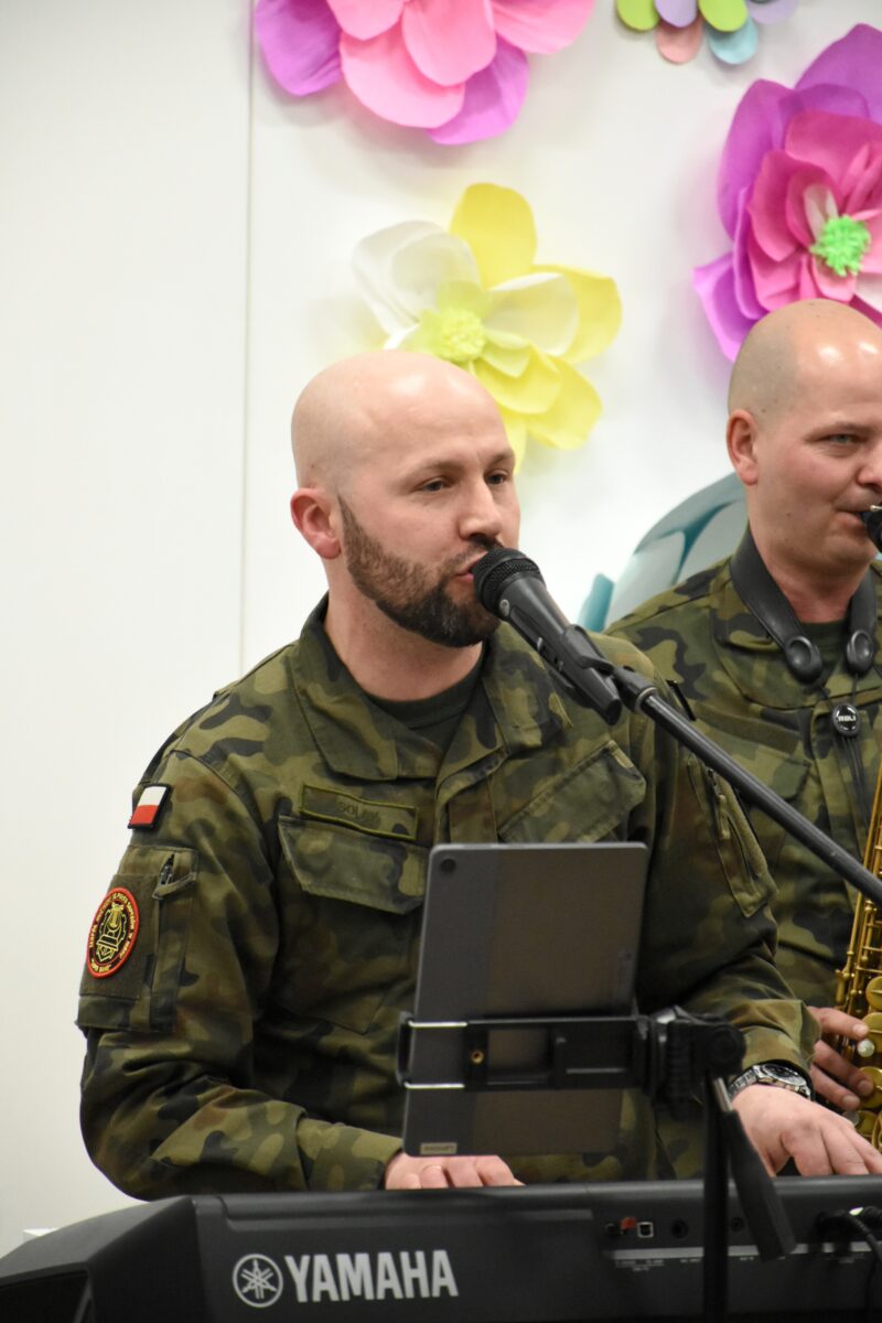 Wokalista gra na klawiszach z bliska