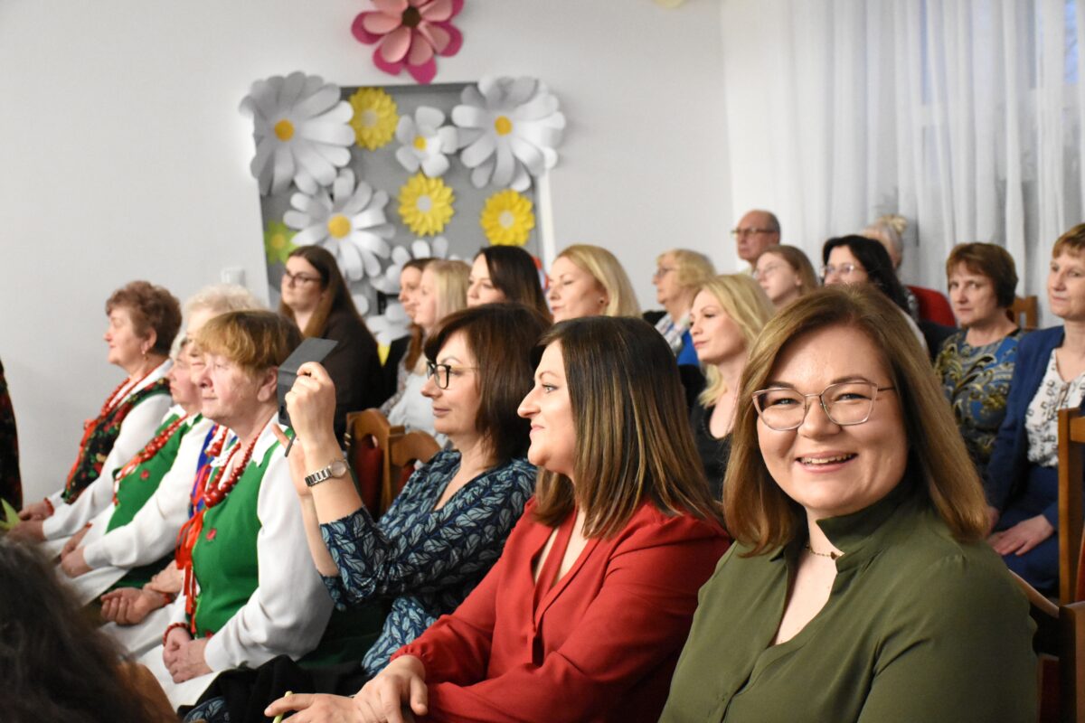 Pani Beata z uśmiechem pozuje podczas występu zespołu Saper Band