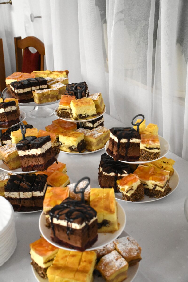 Różne ciasta na stole