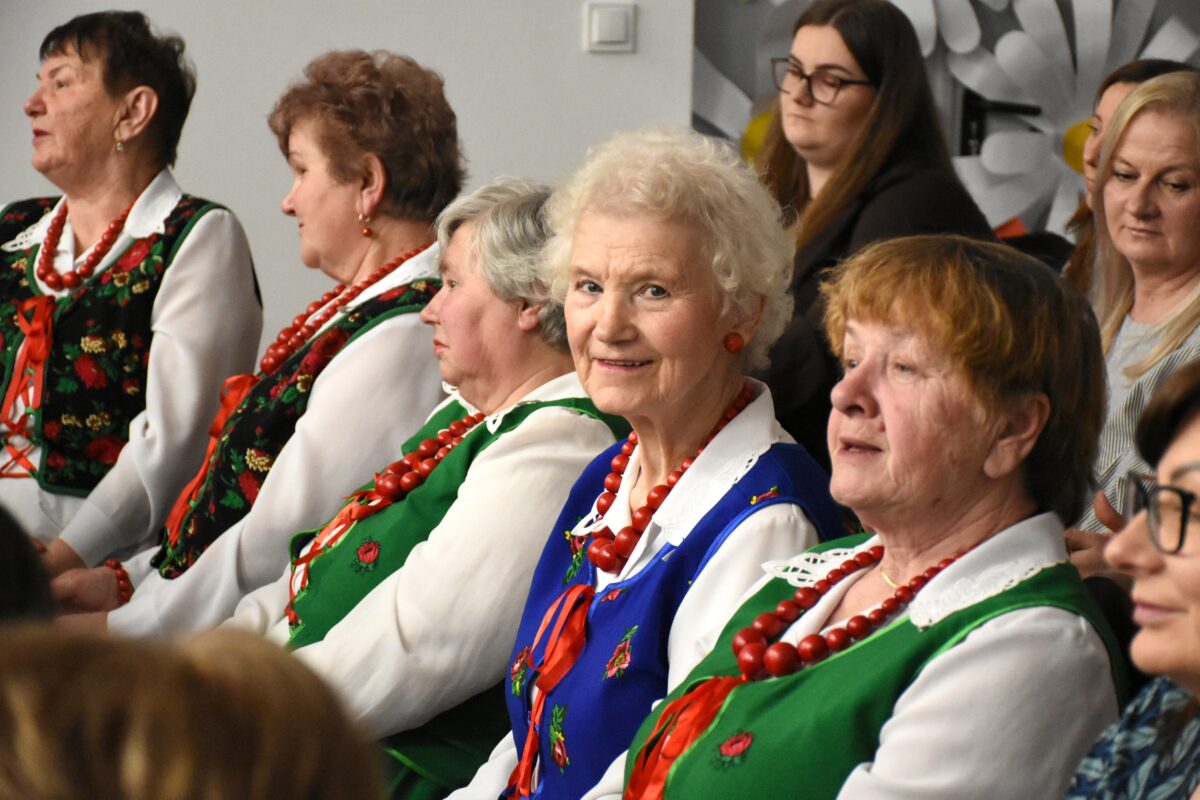 Pani Stefania z uśmiechem pozuje podczas występu zespołu Saper Band