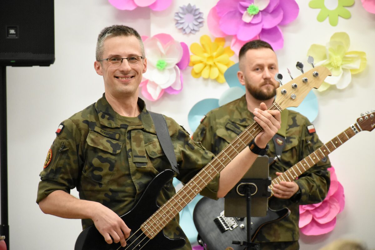 uśmiechnięty basista gra