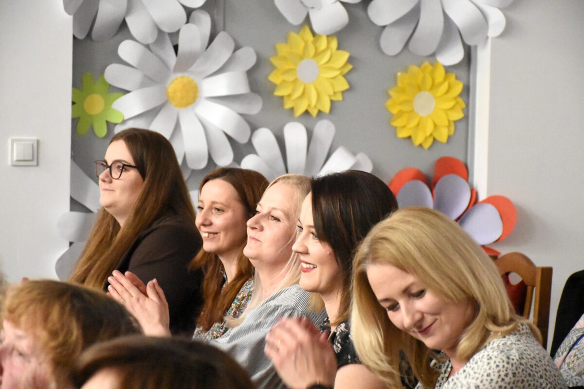 Panie z Koła Gospodyń Wiejskich z Szyperkach biją brawo z dużym uśmiechem