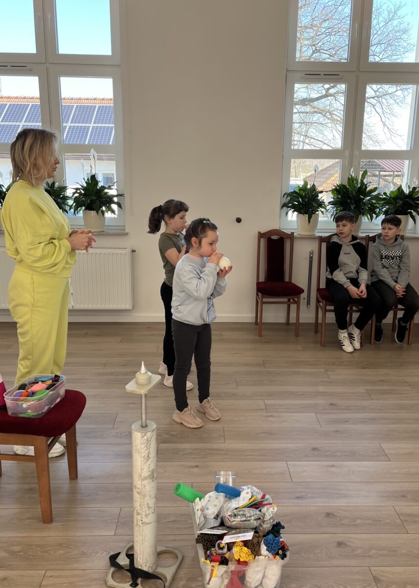 Michalina i Amelka próbują same napompować balon