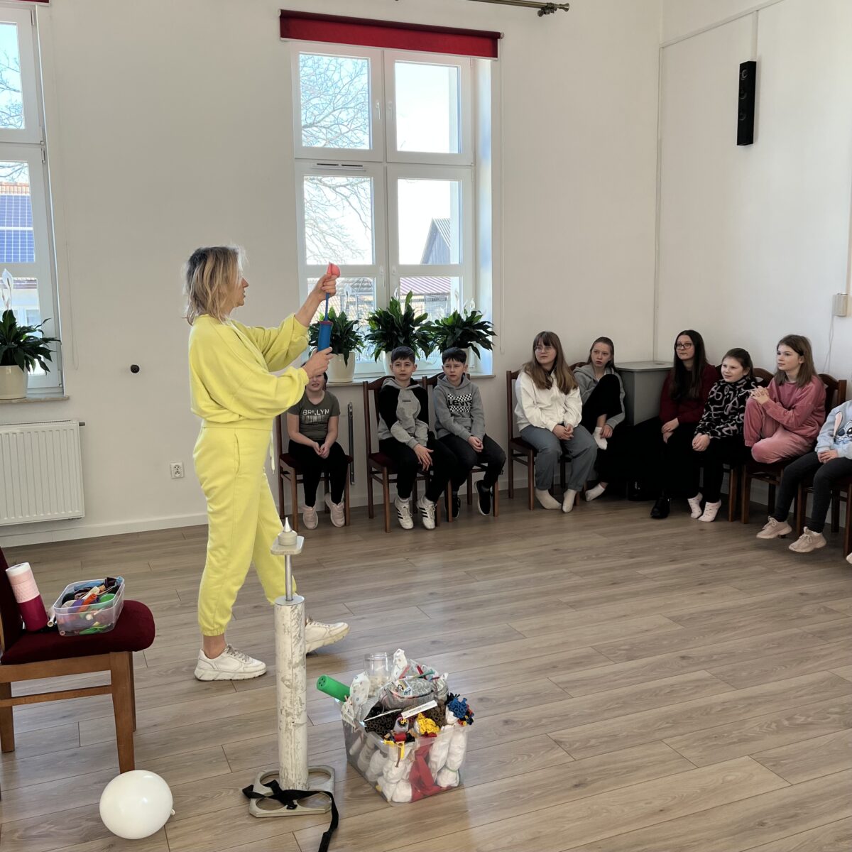 Pani z „Balonowej fotki” pokazuje kolejny balon dzieciom