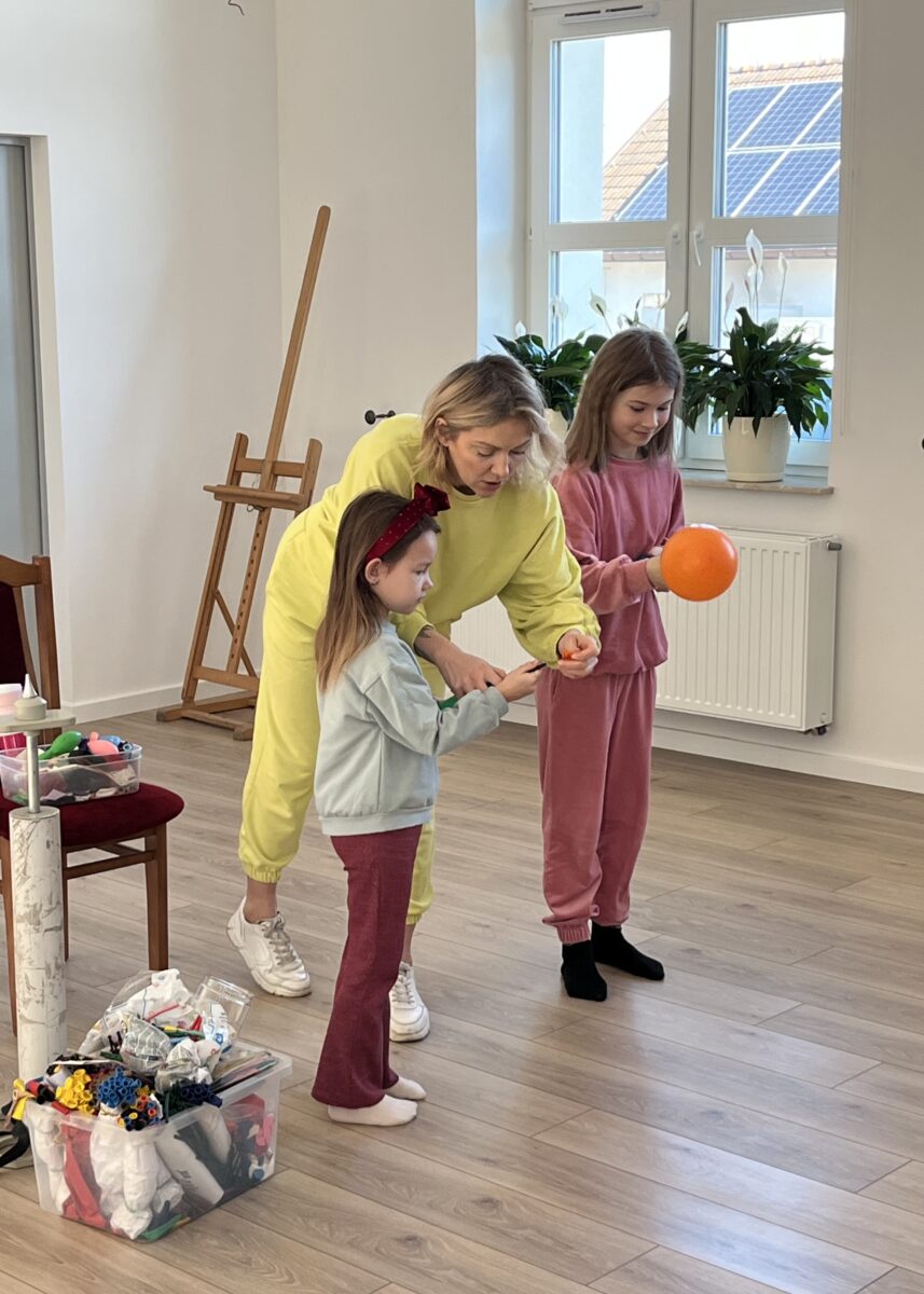 Teraz młodsza Maja i starsza Maja próbują napompować pompkami