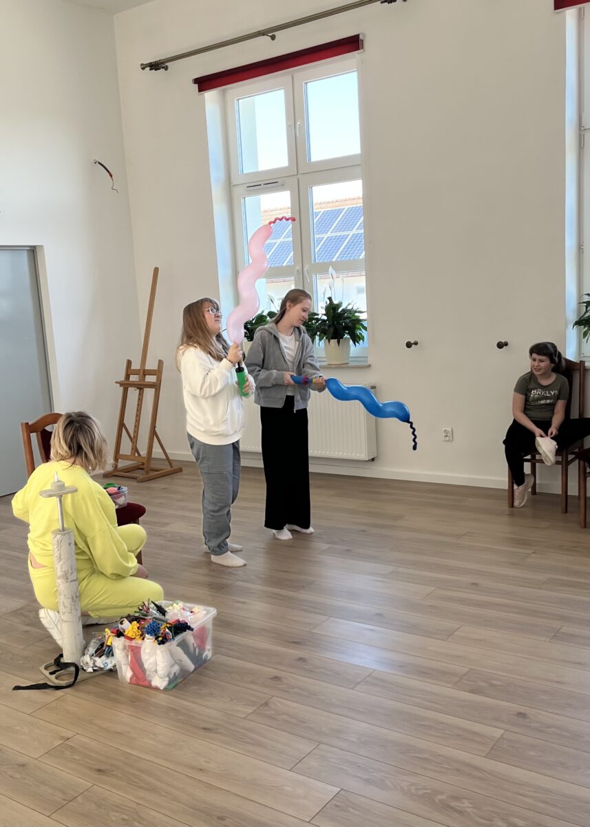 Amelia i Sara pompują kręcone balony
