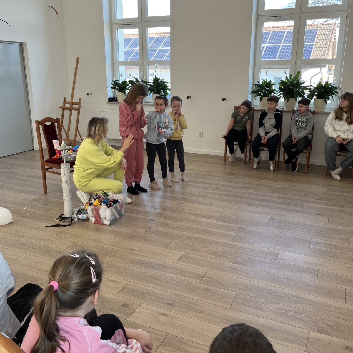 Maja, Michalina i Marysia spróbują z powrotem pompować baloniki samodzielnie