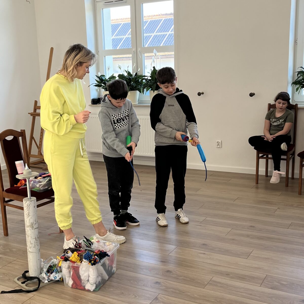 Karol i Michał pompują z pompką