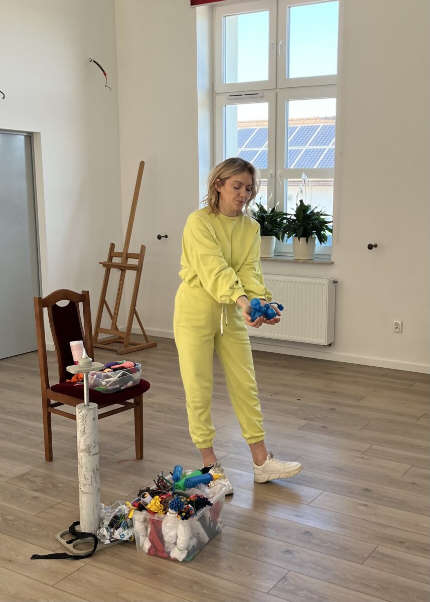 Pani z „Balonowej fotki” pokazuje mały piesek który zrobiła przed dziećmi