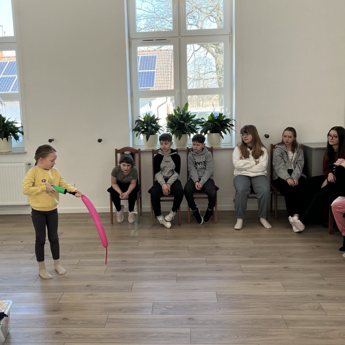 Marysia pompuje z kolei większy balon