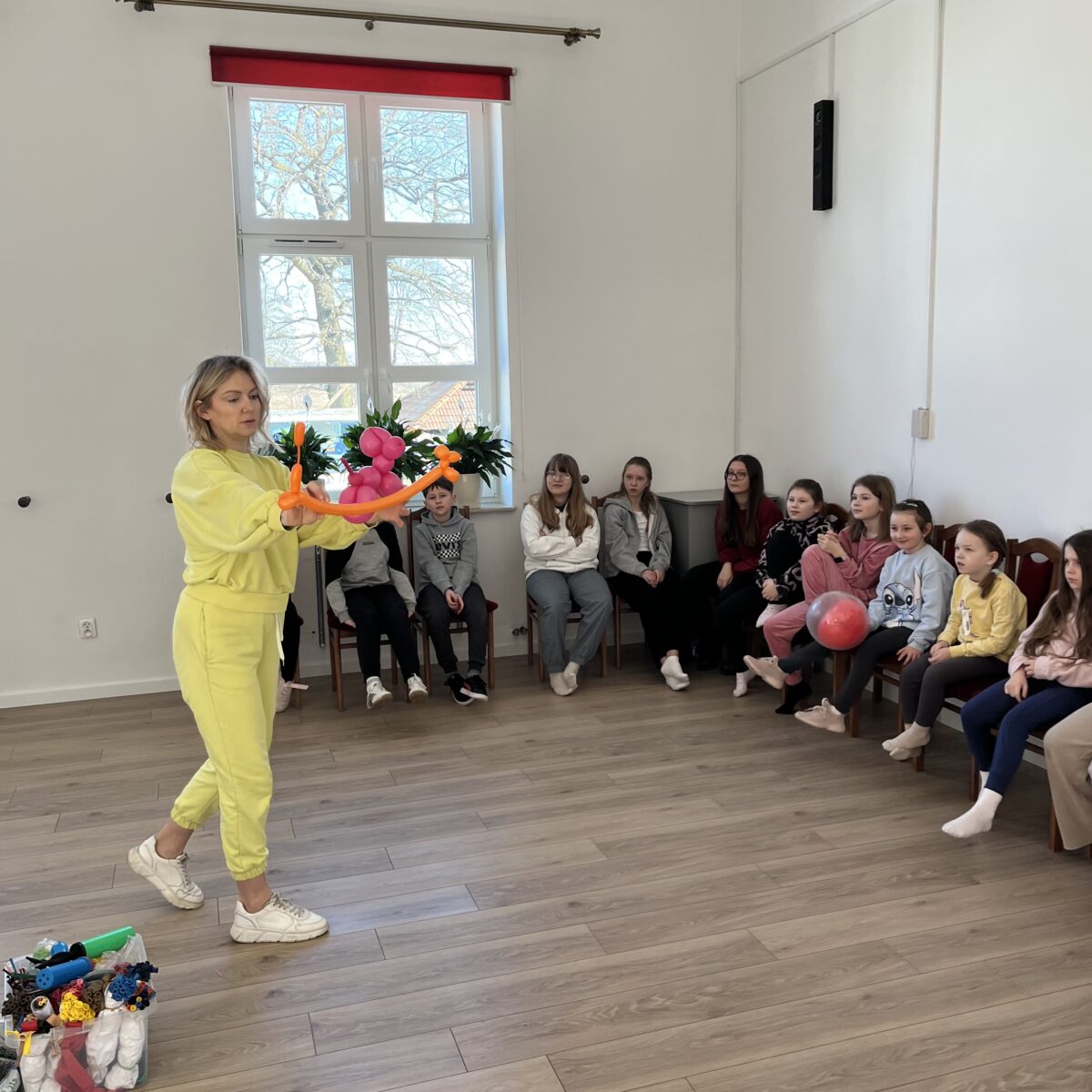 Pani z „Balonowej fotki” pokazuje pieski które zrobiła przed dziećmi