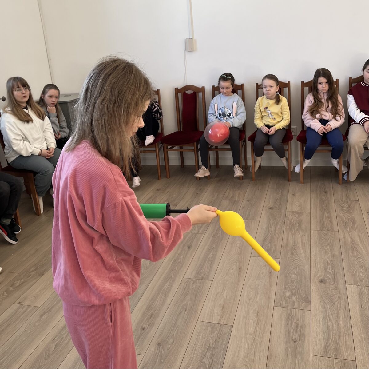 Maja próbuje pompować kolejny balon