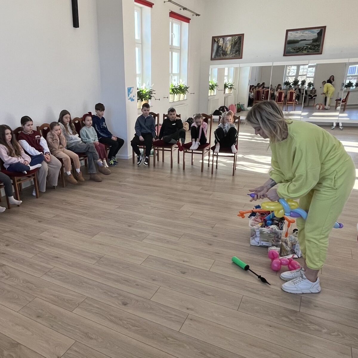 Pani z „Balonowej fotki” robi kolejny kształt z balonów