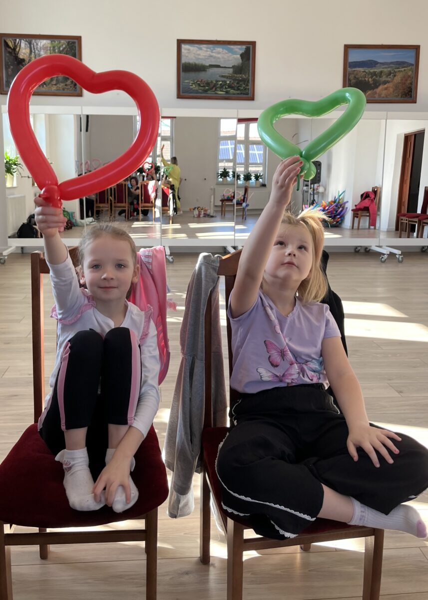 Julia i Lena pokazują serce