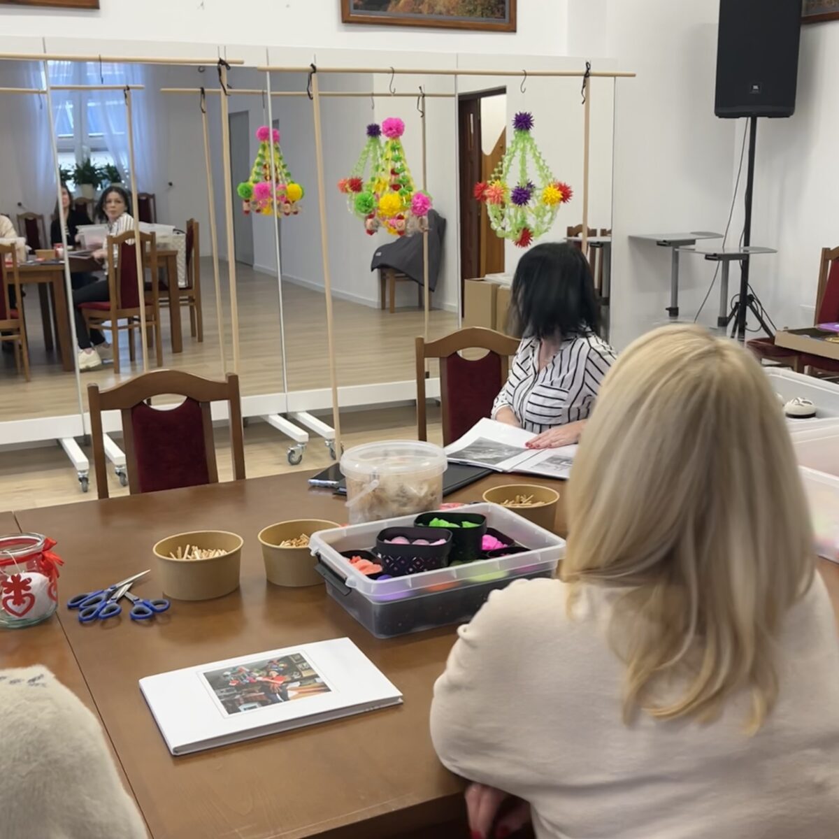 Pani instruktor opowiada o warsztacie