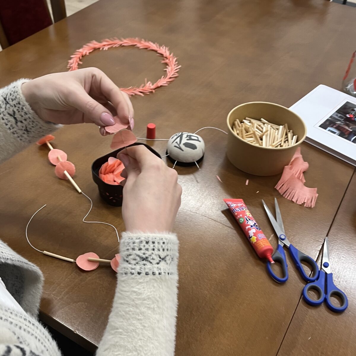 Dziewczyny zaczynają robić pająka