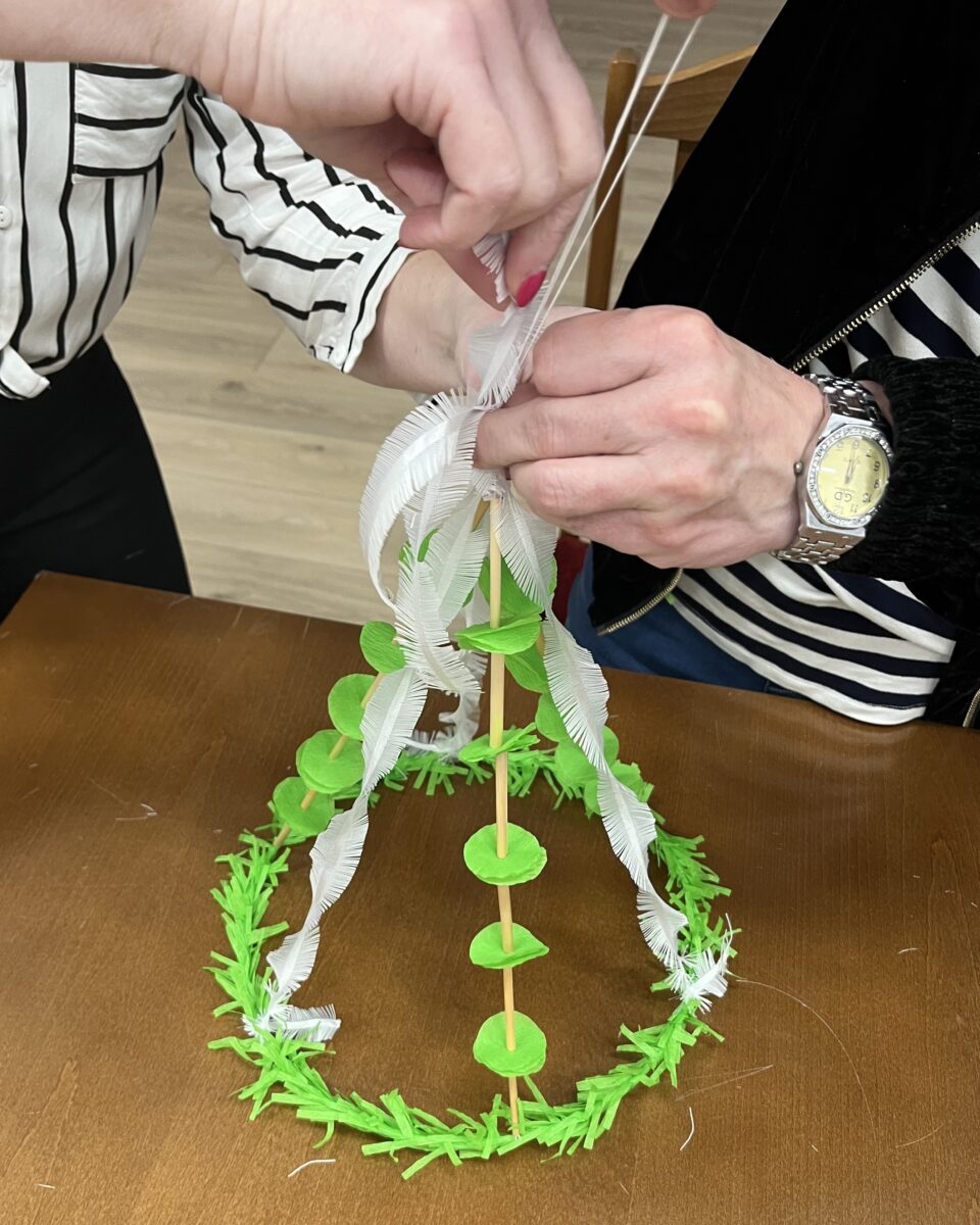 Dwie osoby wiążą pająk