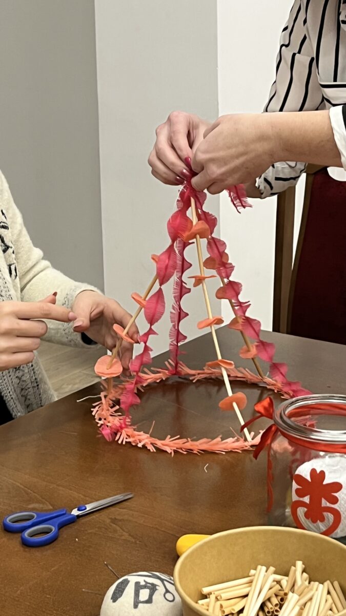 Pani instruktorka pomaga wiązać pająka