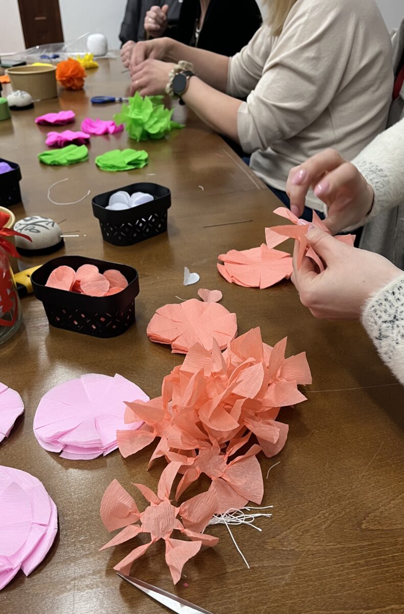 Każdy zgina papierki