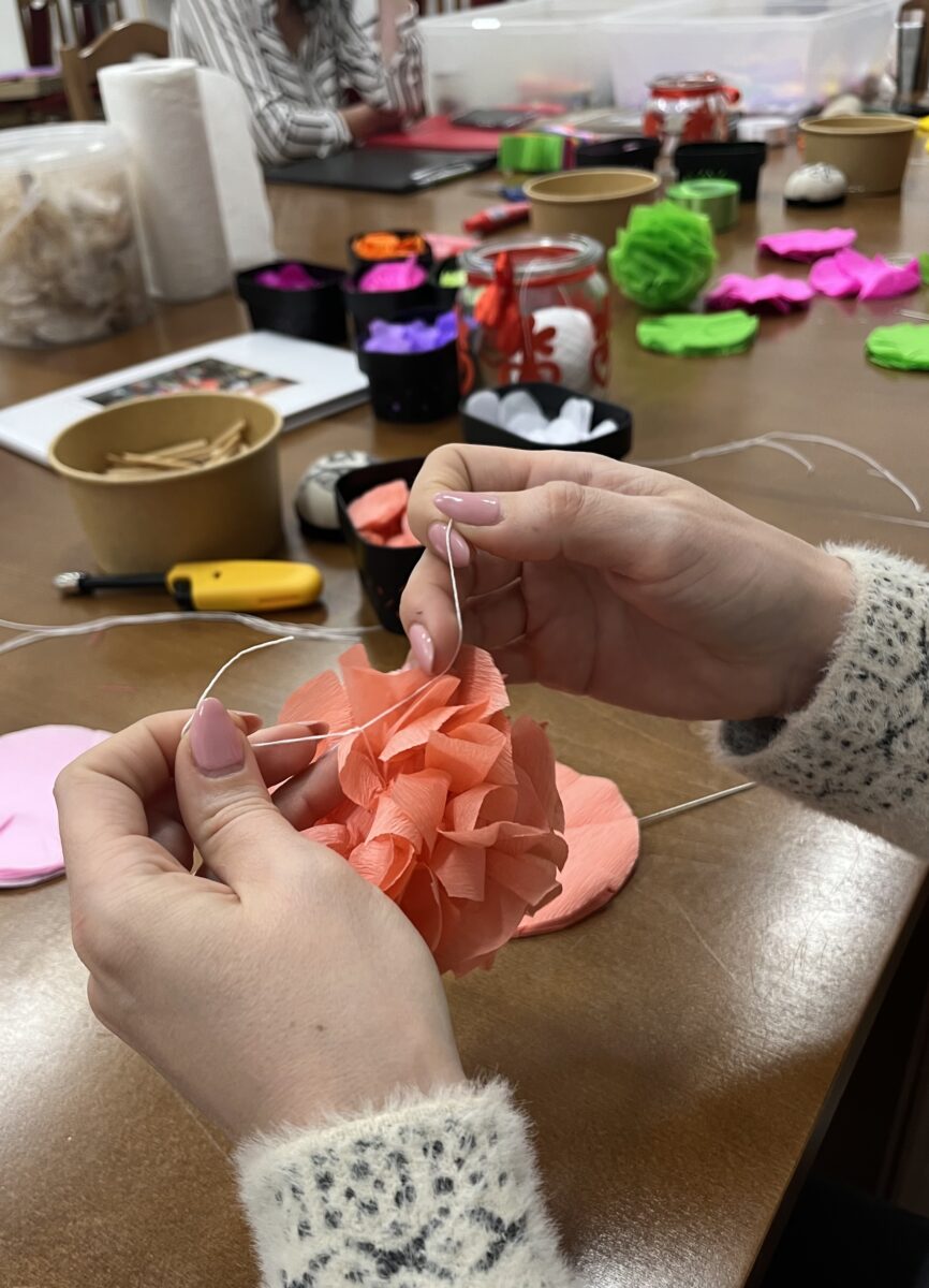 Już czas wiązania papierków na jeden pompon