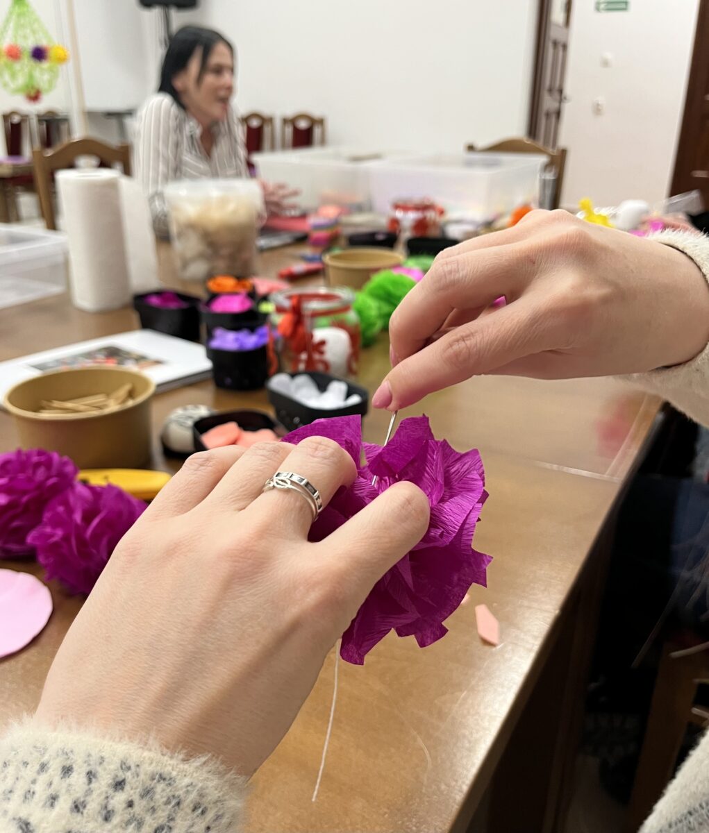 Już czas wiązania papierków na jeden pompon sznurkiem