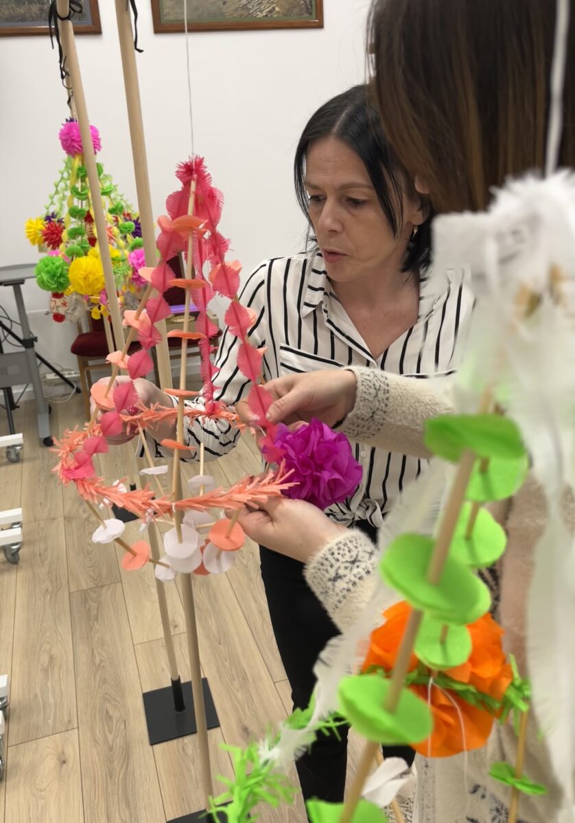 instruktorka pomaga wiązać pompona na pająka