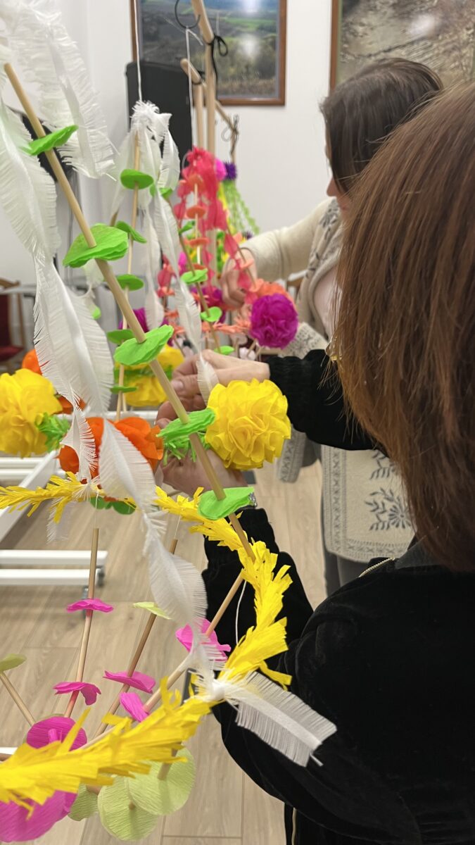 Każda osoba wiąza swojego pompona na pająka