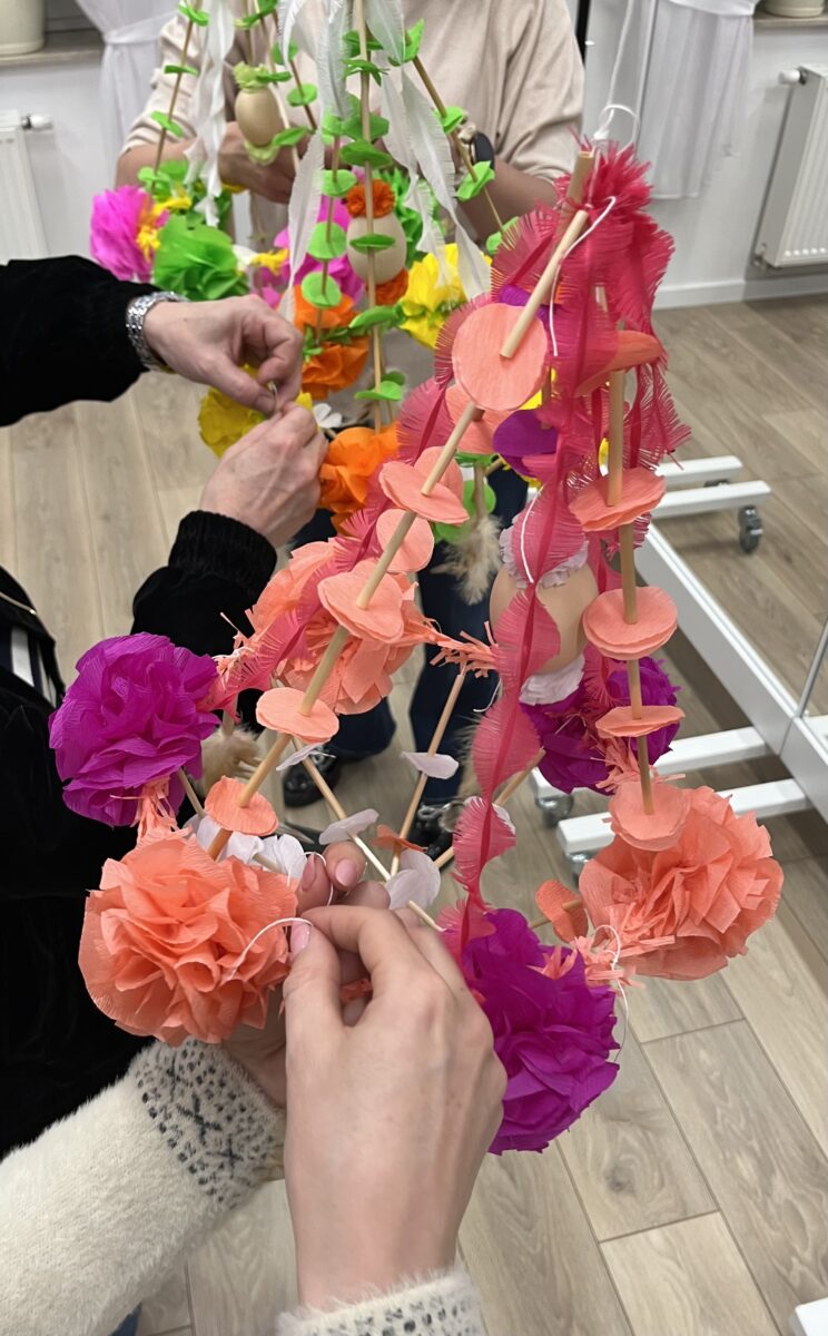 Każda osoba wiąże ostatni pompon do pająka