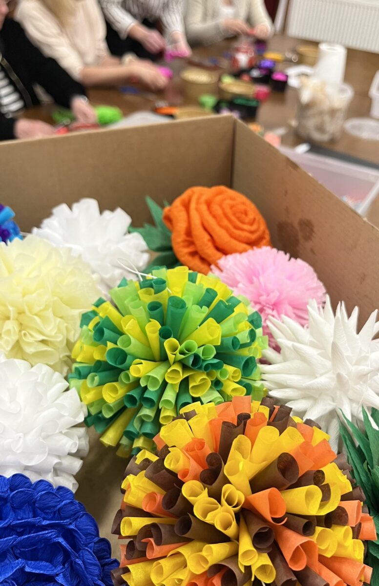 Różne pompony pani instruktorka przyniosła żeby pokazać rózne sposoby