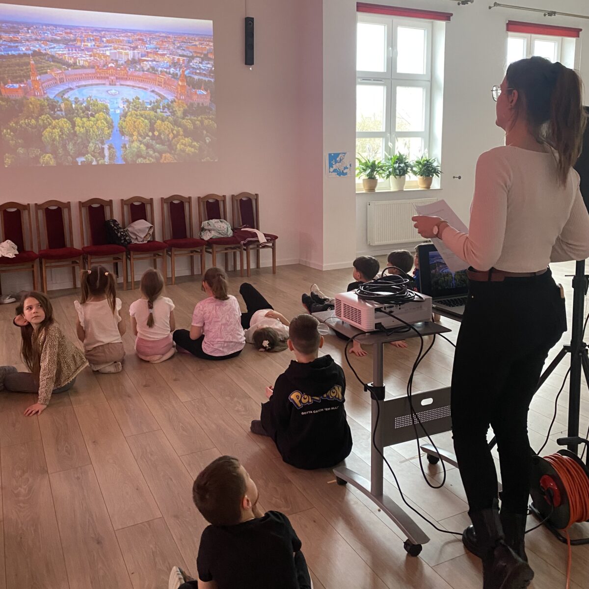 informacje o Hiszpani przedstawiła pani Isabela, dzieci siedzą i patrzą na zdjęcia wyświetlone