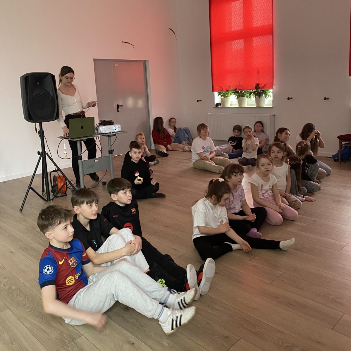 Wszystkie dzieci siedzą i słuchają