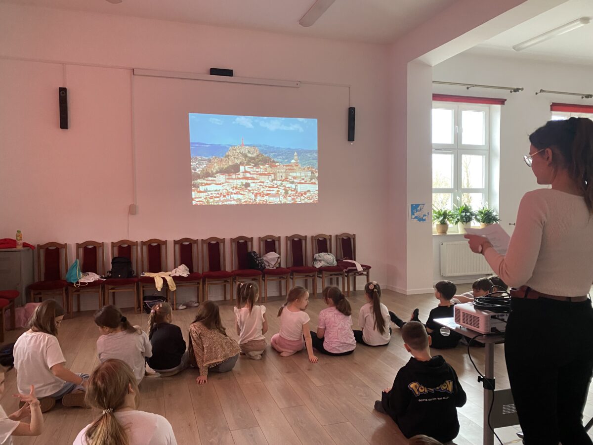 Różne zdjęcia hiszpani są wyświetlone na ścianie