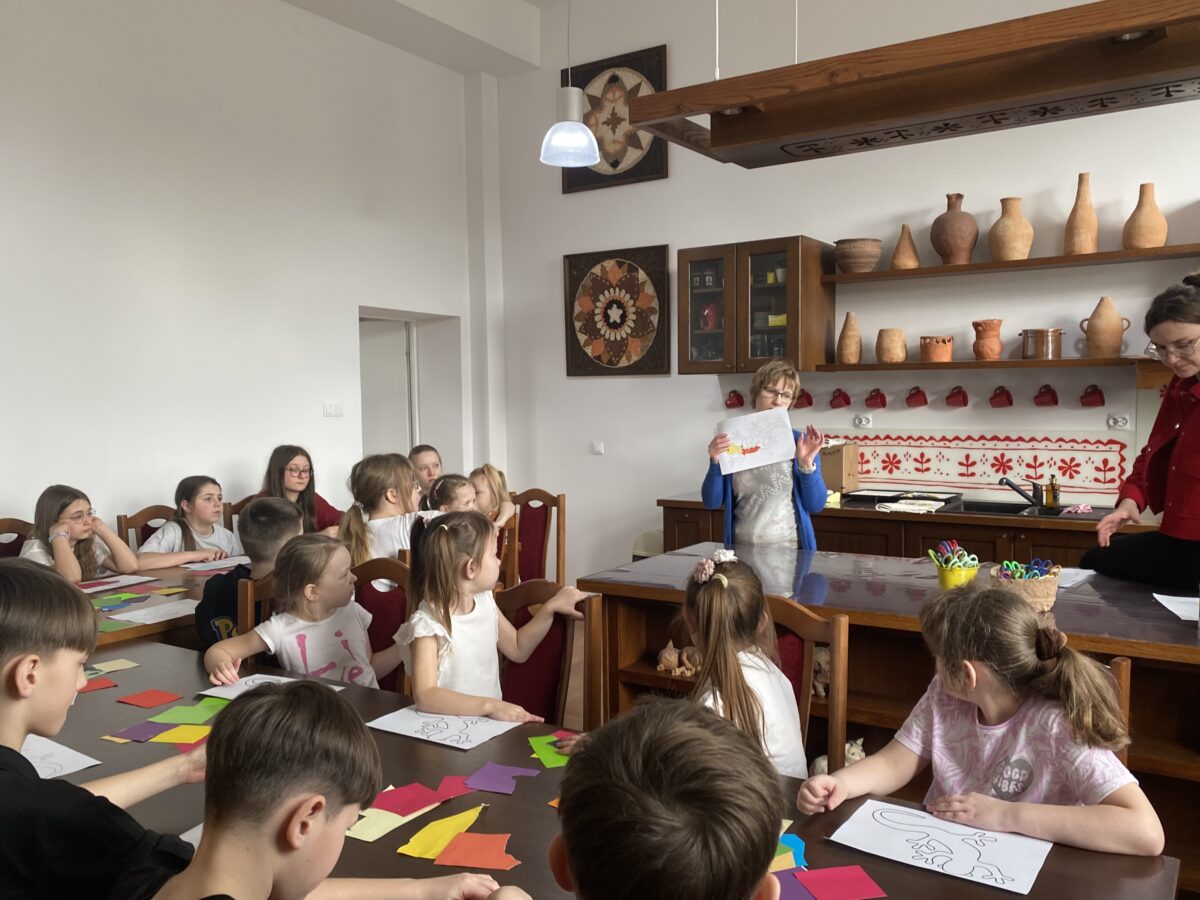 Każdy patrzy jak zrobionz jest jej jaszczurka