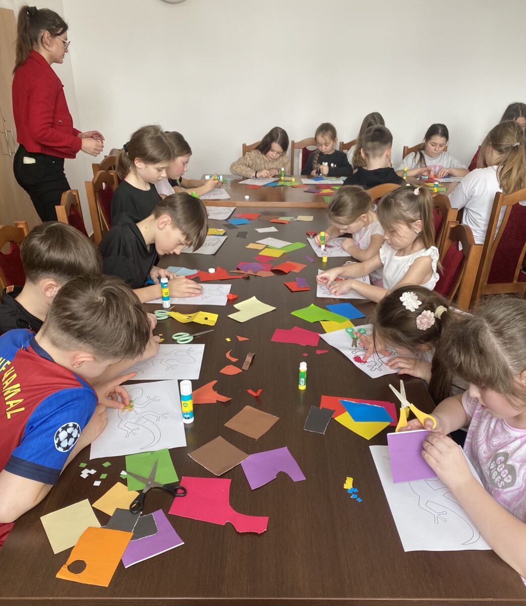 Każde dziecko schylony nad swoją jaszczurke