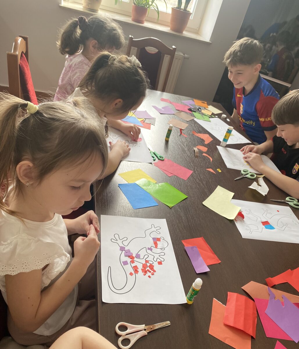 Każdy patrzy jak układać papierki na jaszczurke