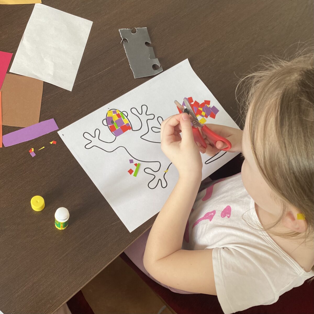 Marysia obcina papierki