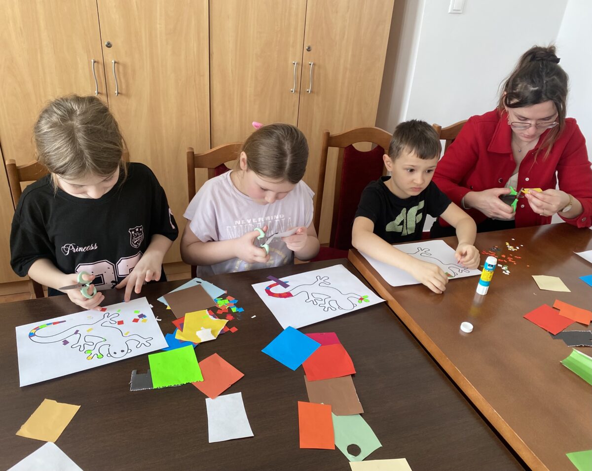 Każdy obcina papierki i pani Isabela pomaga też