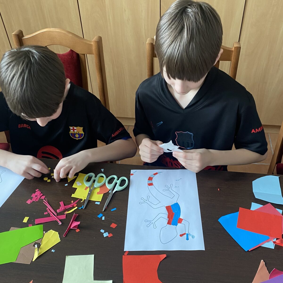 Karol zbiera obcinane kwadraciki i Kacper się zastanawia gdzie ten kolor pasuje na swoją jaszczurke