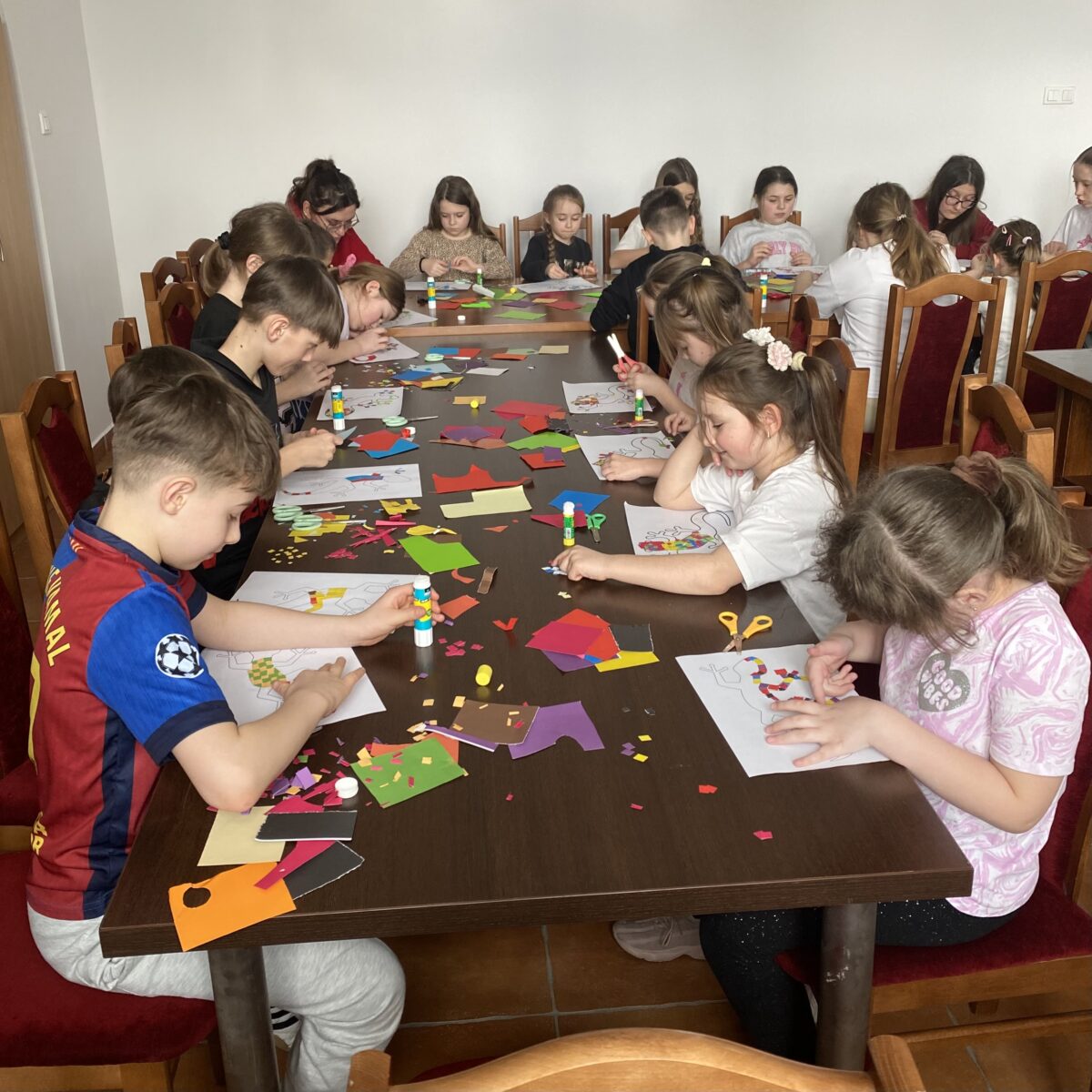 Widać wszystkie dzieci, gdzie każdy jest schylony nad swoją pracą